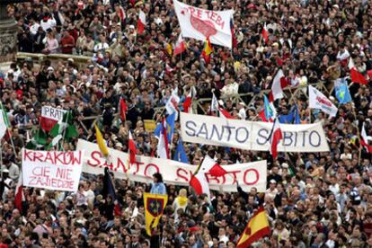 El grito ha irrumpido en numerosas ocasiones en la ceremonia. El mensaje pidiendo la canonización del Papa estaba visible en numerosas pancartas.