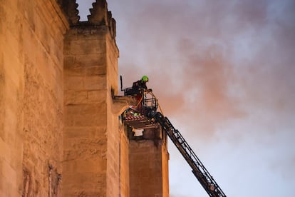 Bomberos realizando labores de extinción tras el incendio declarado en la Mezquita de Córdoba.