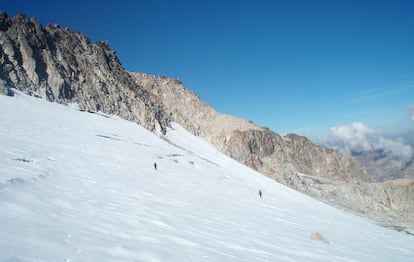 Dos técnicos inspeccionan la superficie del glaciar de la Maladeta en octubre de 2011. Las mediciones, algunas de ellas con balizas controladas por GPS, permiten conocer el movimiento del hielo, su extensión y grosor.