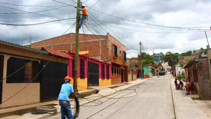 Trabajos de reparación en el sistema eléctrico de la colonia Arcieri.