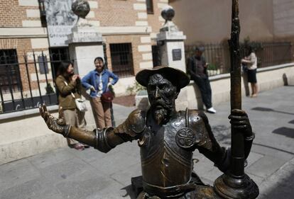 Un Quijote en bronce frente al Museo Casa Natal de Cervantes en Alcal&aacute; de Henares. 