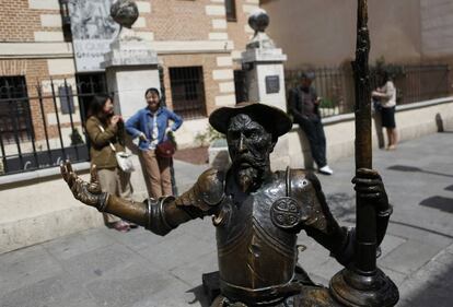 Un Quijote en bronce frente al Museo Casa Natal de Cervantes en Alcalá de Henares.