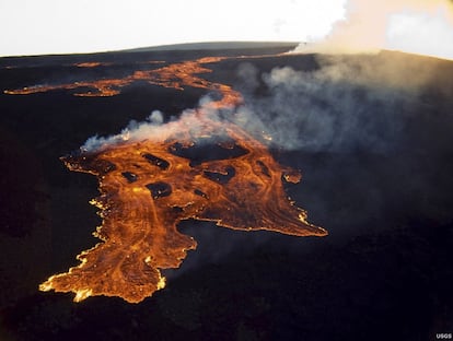 Erupción del volcán Mauna Loa en la isla de Hawái, fotografiado por el Servicio Geológico de los Estados Unidos el 25 de marzo de 1984, y liberada por la agencia Reuters el 19 de junio de 2014. Mauna Loa, es uno de los cinco volcanes que forman la isla de Hawái en el océano Pacífico.