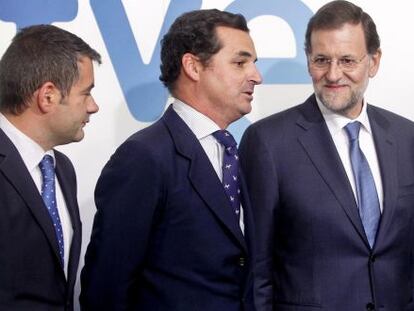 Rajoy posa junto a Julio Somoano y Gonzalez-Echenique