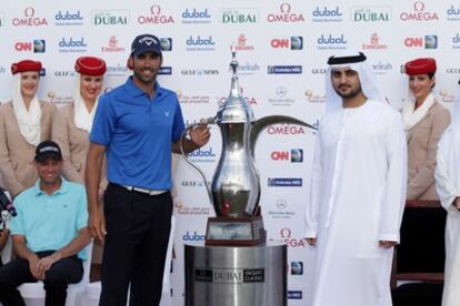 Álvaro Quirós posa con el trofeo que le acredita como ganador del trofeo de golf de Dubái.