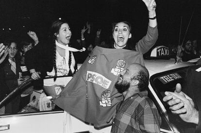 Simpatizantes del PSOE celebran en las calles de Madrid la victoria electoral de Felipe González, el 28 de octubre de 1982.