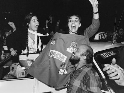 Simpatizantes del PSOE celebran en las calles de Madrid la victoria electoral de Felipe González, el 28 de octubre de 1982.