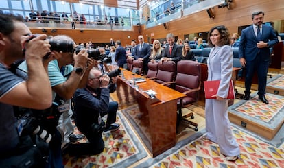 Isabel Díaz Ayuso, a su llegada al debate sobre el estado de la región, en la Asamblea de Madrid, este jueves.  