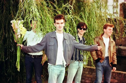 Los Smiths, con Morrissey en primer plano, en Camden (Londres), diciéndolo con flores.
