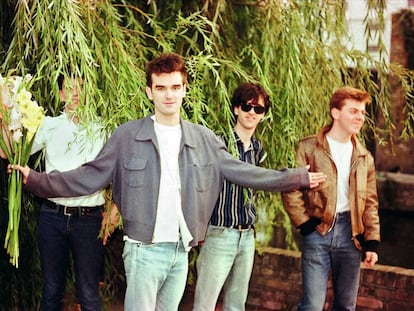 Los Smiths, con Morrissey en primer plano, en Camden (Londres), diciéndolo con flores.
