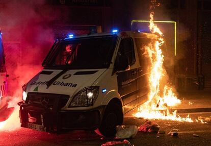 La furgoneta de la Guàrdia Urbana que va calar foc el passat dissabte,