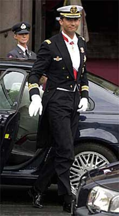 El príncipe Felipe, con el traje militar de gala que lució en la boda.