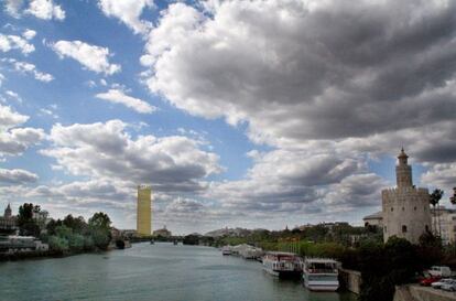 Simulación del impacto que el rascacielos tendría en el horizonte sevillano desde la Torre del Oro, junto al Guadalquivir.