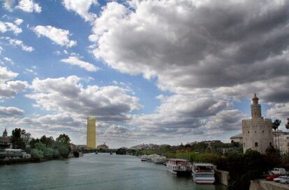 Simulaci&oacute;n del impacto que el rascacielos tendr&iacute;a en el horizonte sevillano desde la Torre del Oro, junto al Guadalquivir.