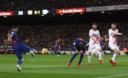 Luis Suárez marca el gol del empate ante el Alavés.