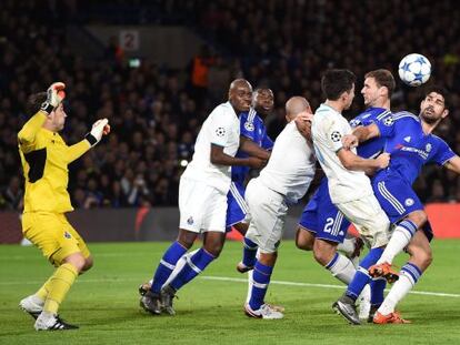 Diego Costa trata de rematar de cabeza.