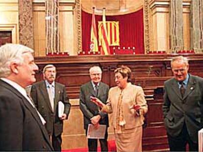 Dolors Montserrat y, a su derecha, Heribert Barrera, ayer en el pleno del Parlament.