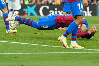El defensa del Barça Gerard Piqué cae al suelo tras una jugada.