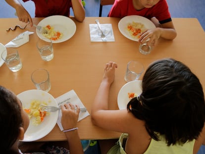 Alumnos comen en un comedor escolar, en una foto de archivo.