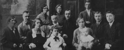 El patriarca de los Ovchinnikova fue deportado por contrarrevolucionario; tras su detención toda la familia sufrió discriminación.