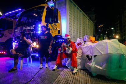 Un Pap Noel cartonero y voluntario participa junto a miles de personas en situacin de calle en la Navidad solidaria celebrada frente al Congreso de la Nacin en Buenos Aires.