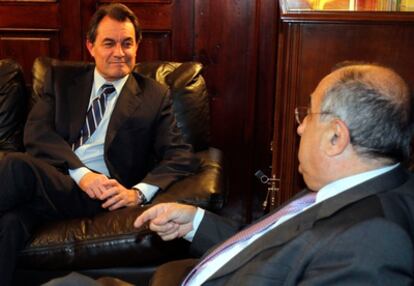 Artur Mas, a la izquierda, con el consejero Joaquim Nadal con quien se ha reunido esta tarde en el Parlament de Cataluña.