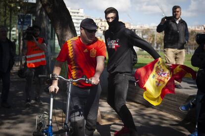 Un seguidor de Vox es acosado por un manifestante este sábado en Barcelona.