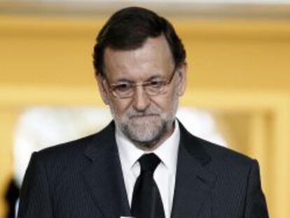 El presidente del Gobierno, Mariano Rajoy, durante su comparecencia en el Palacio de la Moncloa tras la muerte del expresidente del Gobierno Adolfo Su&aacute;rez.