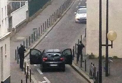 Os irmãos Chérif e Saïd Kouachi apontam para um carro da polícia, ao lado da sede do 'Charlie Hebdo', atacado em 7 de janeiro de 2015 em Paris. Esse ataque foi o ponto de partida para uma onda jihadista sem precedentes na França.