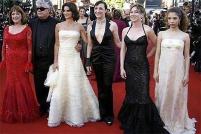 Pedro Almodóvar con las actrices Carmen Maura, Penélope Cruz, Blanca Portillo, Lola Dueñas y Yohana Cobo (de izquierda a derecha), ayer en el Festival de Cannes.