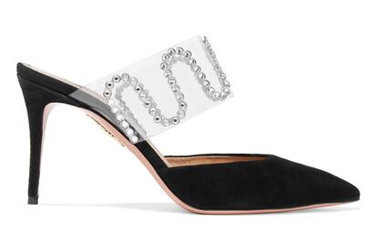 Aquazzura acaba de lanzar una línea de zapatos perfectos para Navidad en colaboración con cinco joyeras. La británica Sabine Getty ha ideado estos mules con tira de PVC y cristales que son una prueba más del furor por las transparencias en los pies. Están a la venta en Net-a-porter por 790 euros.