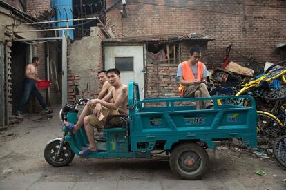 Los migrantes llegados del sudoeste de China, de zonas muy poco desarrolladas, se han instalados desde hace dos décadas en Zhongguancun, un barrio conocido como el "Silicon Valley chino", ya que alberga a gigantes informáticos como el motor de búsqueda Baidu, Lenovo, Tencent y Sohu. En la foto, varias personas descansan en una de las calles de la urbe.