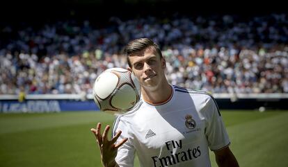 Gareth Bale mira a la camara.