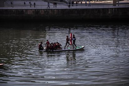 Un grupo de niños realiza actividades acuáticas en la ría de Bilbao.