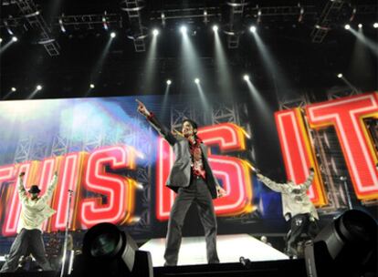 Michael Jackson durante un ensayo en el Staples Center el 23 de junio.