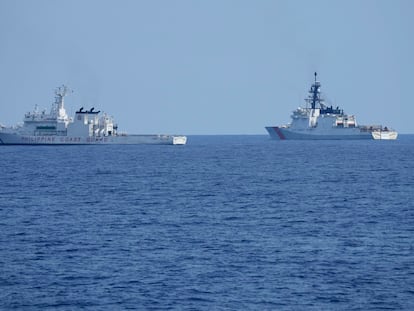 Buques de las guardias costeras filipina y estadounidense durante maniobras trilaterales con Japón en Bataan (Filipinas) el 6 de junio.