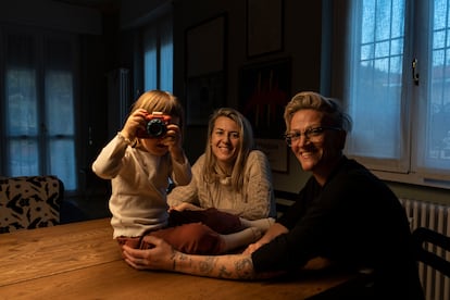 Ilaria Rossi, en el centro, y Anna Inverardi con su hija Adele Saga en su casa de Brescia, en Italia.