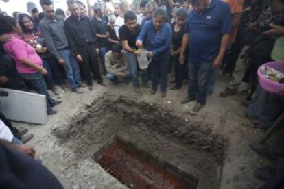 Juanita Ocampo junto a la tumba de su hija, asesinada el 2 de enero en Temixco.