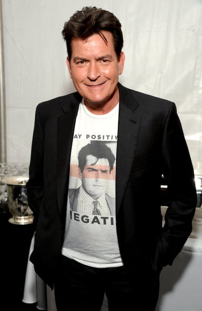 <b>Diagnóstico.</b> Si hay alguien que merezca estar por derecho propio en esta lista ese el actor Charlie Sheen (Nueva York, 1965). Paladín del exceso y de la vida loca, el hijo díscolo de Martin Sheen se hizo rico y famoso gracias a la serie 'Dos hombres y medio'. Pero dilapidó su talento y su fortuna en interminables noches de sexo y drogas. En su época más desmelenada llegó a gastarse 100.000 dólares (90.000 euros) en una sola noche.
<b>Tratamiento.</b> Aunque ingresó en varias clínicas, Charlie llegó a esta conclusión: “No creo en la desintoxicación, no está hecha para mi, no me sirve de nada”. Así pues, continuó con sus fiestas, que hicieron que acabara contrayendo el virus del sida. Pero ni así: confesó haberse gastado millón y medio de dólares (1,3 millones de euros) en prostitutas a lo largo de 2013, pese a que hacía meses que sabía que era portador del VIH y podía transmitírselo a otras personas. Ahora dice que pretende dejar sus vicios y centrarse en sus hijos. Está en ello...