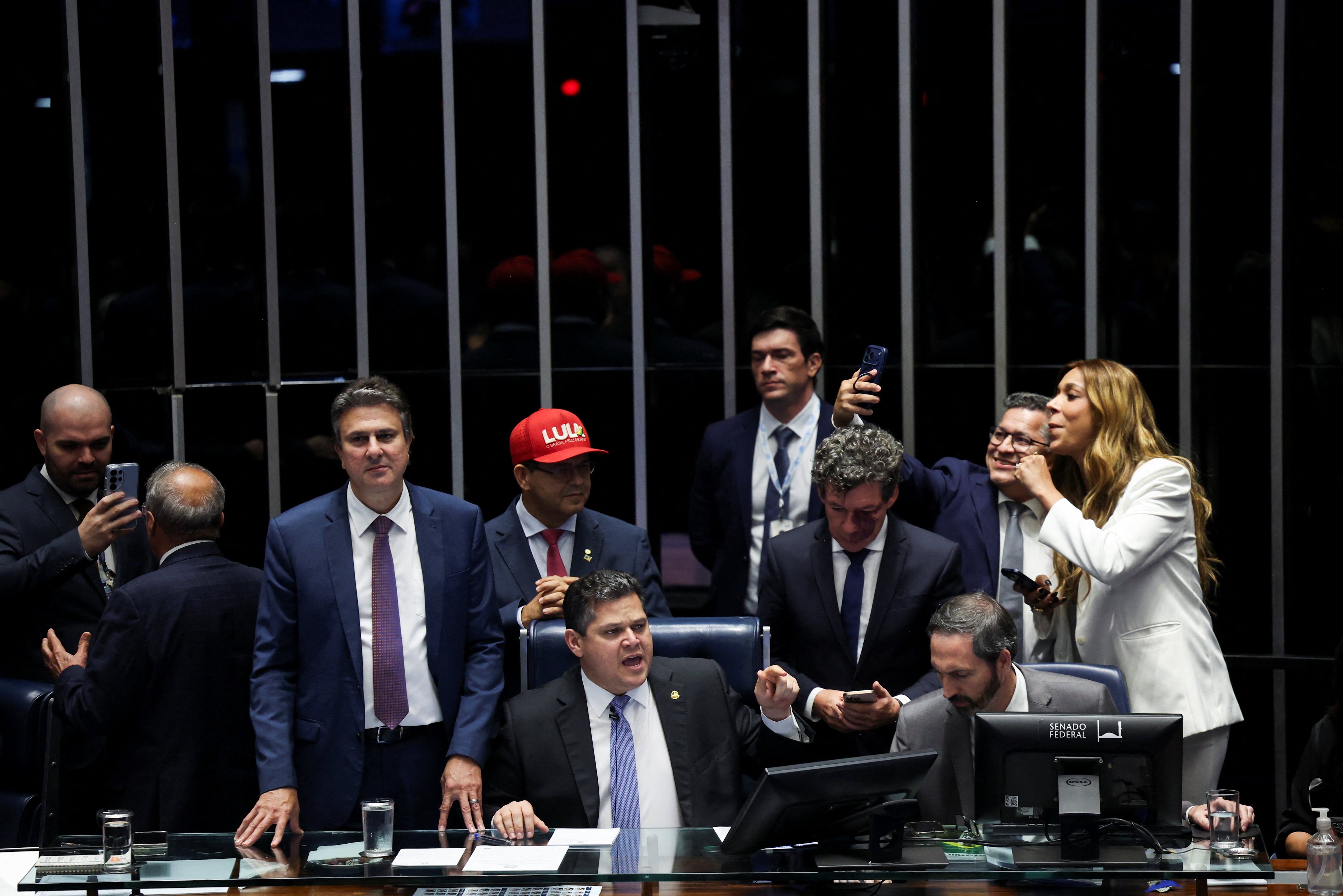 Decenas de millones de trabajadores logran un segundo día libre en Brasil, una victoria política para Lula