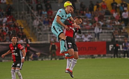 Márquez disputa un balón con Rodríguez de Santos.
