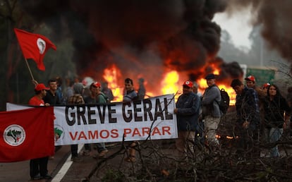 Miembros del Movimiento de Trabajadores Sin Hogar de Brasil bloquean una carretera durante la jornada de huelga general, en Eldorado do Sul.