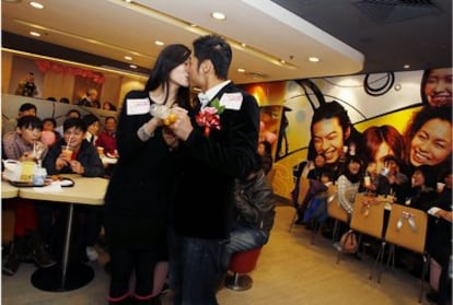 Una pareja de recién casados de Hong Kong celebra su boda en McDonald's