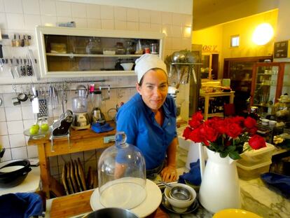 La cocinera Marcia Krygier en su cocina, donde cada noche seis comensales preparan su propia cena.