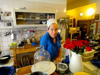 La cocinera Marcia Krygier en su cocina, donde cada noche seis comensales preparan su propia cena.