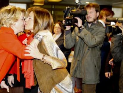 Esperanza Aguirre saluda a Ana Botella ayer, en el Foro Madrid.