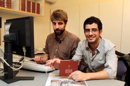 Dos de los miebros del grupo Manel, Guillem Gisbert, a la izquiera, y Roger Padilla.