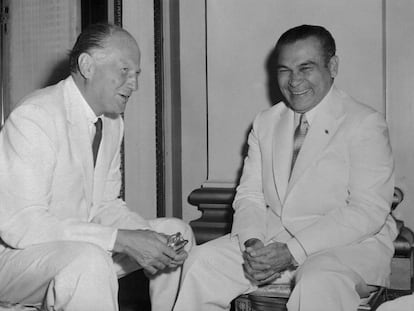 Fulgencio Batista recibe al embajador Earl E. T. Smith, tras presentar sus credenciales, en 1957.