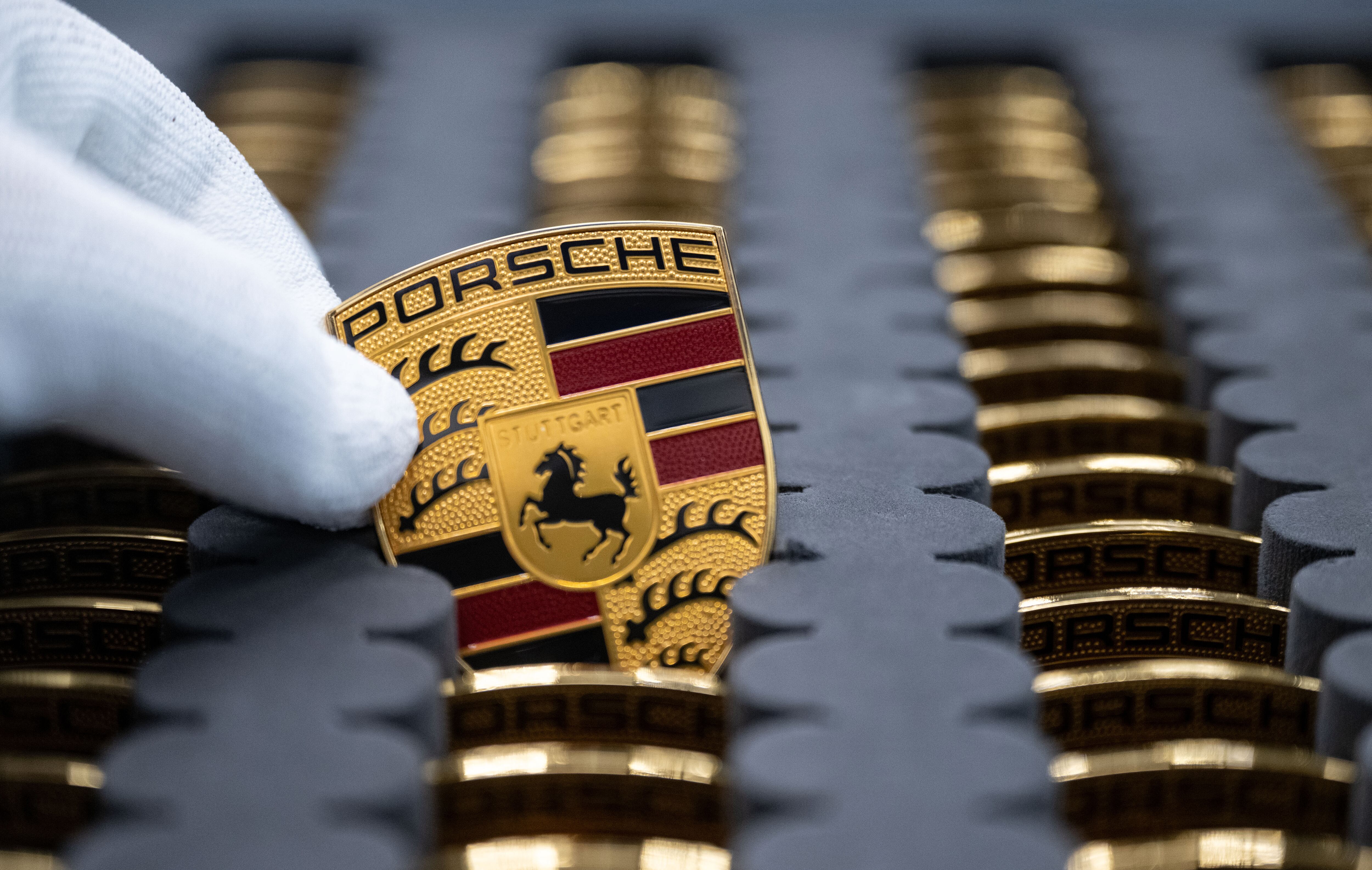 Logo de Porsche en su fábrica en Stuttgart.