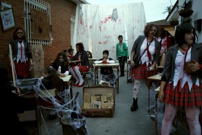 Participantes en la Noche del Terror celebran Halloween en Churriana, Málaga.